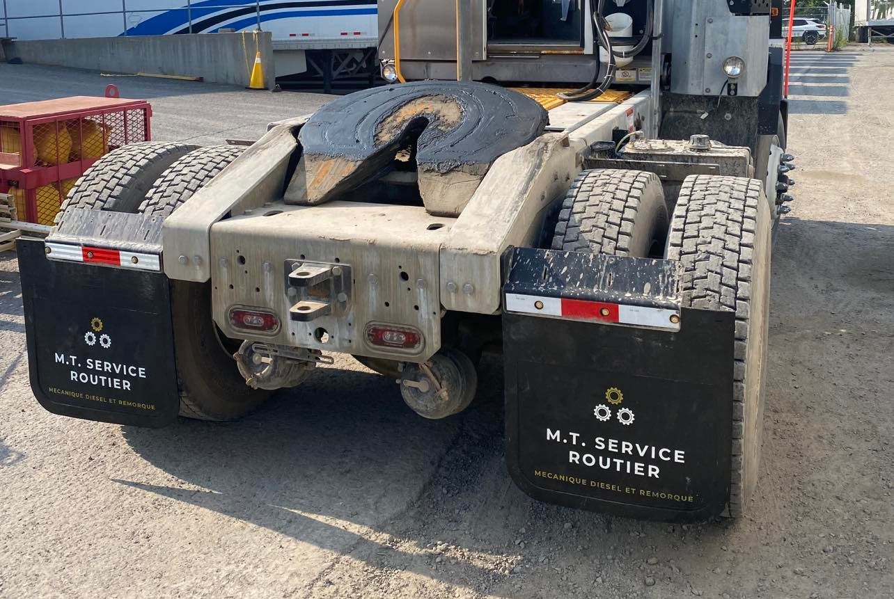 Un semi-remorque avec service mt est garé dans un parking