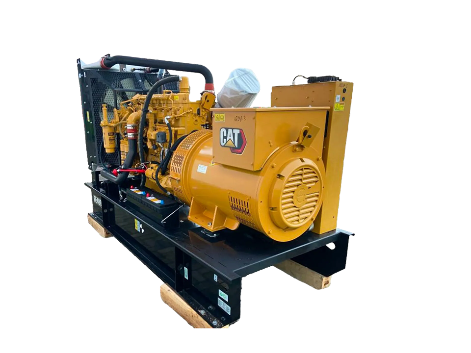 Générateur Caterpillar jaune sur châssis noir, en extérieur.