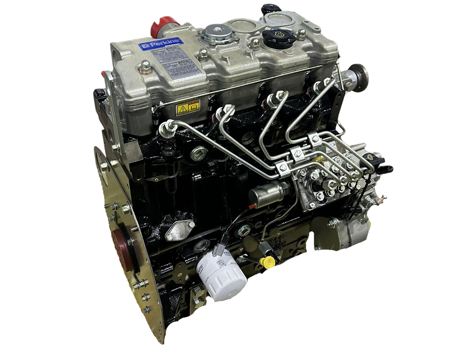 Moteur diesel, noir et argent avec conduites de carburant, filtre à huile et bouchons rouges, incliné sur fond blanc.