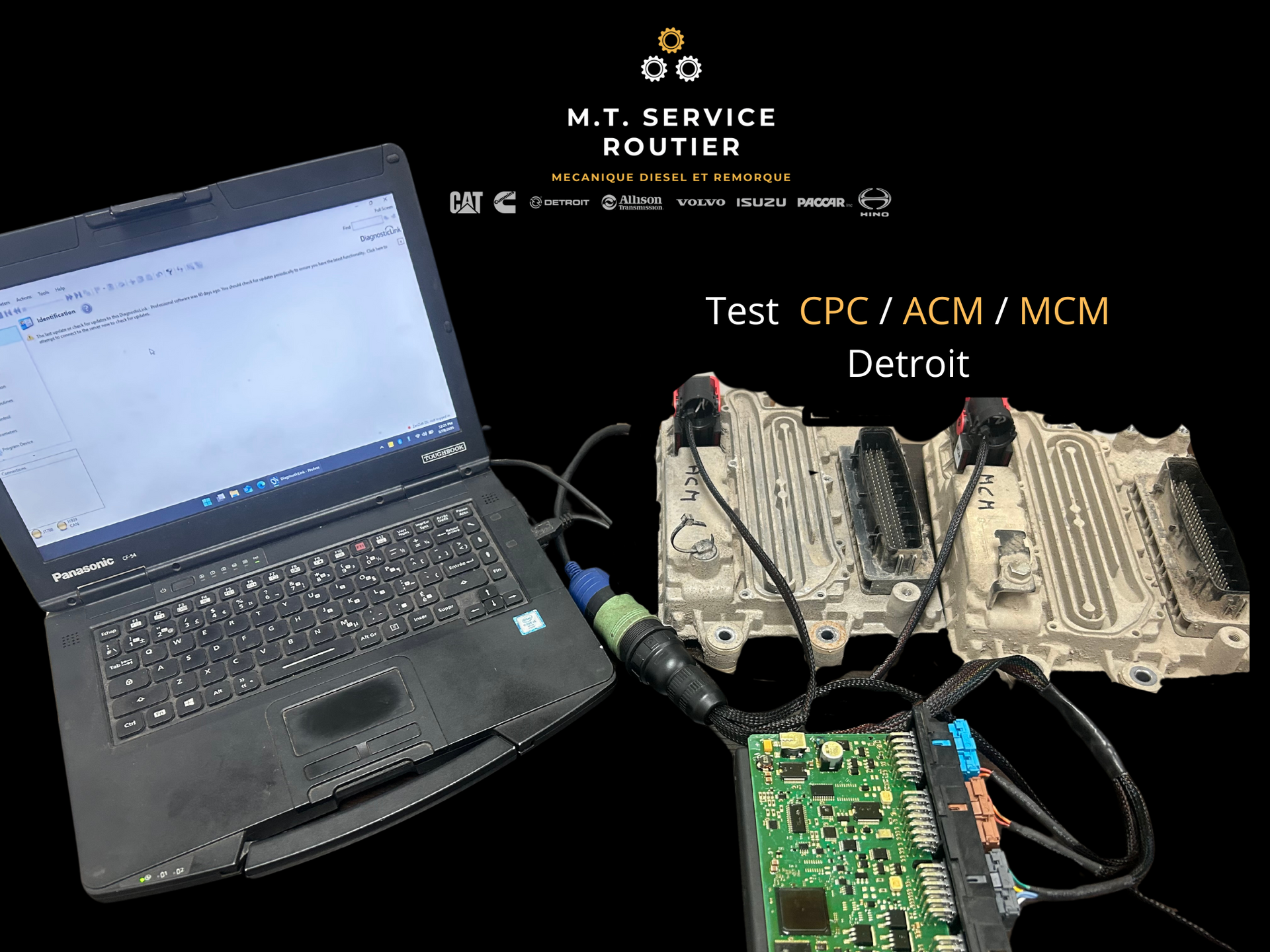 Un ordinateur portable est connecté à une carte mère.