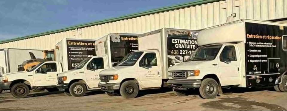 Camions de service blancs stationnés devant un bâtiment ; logo de l'entreprise sur les côtés.