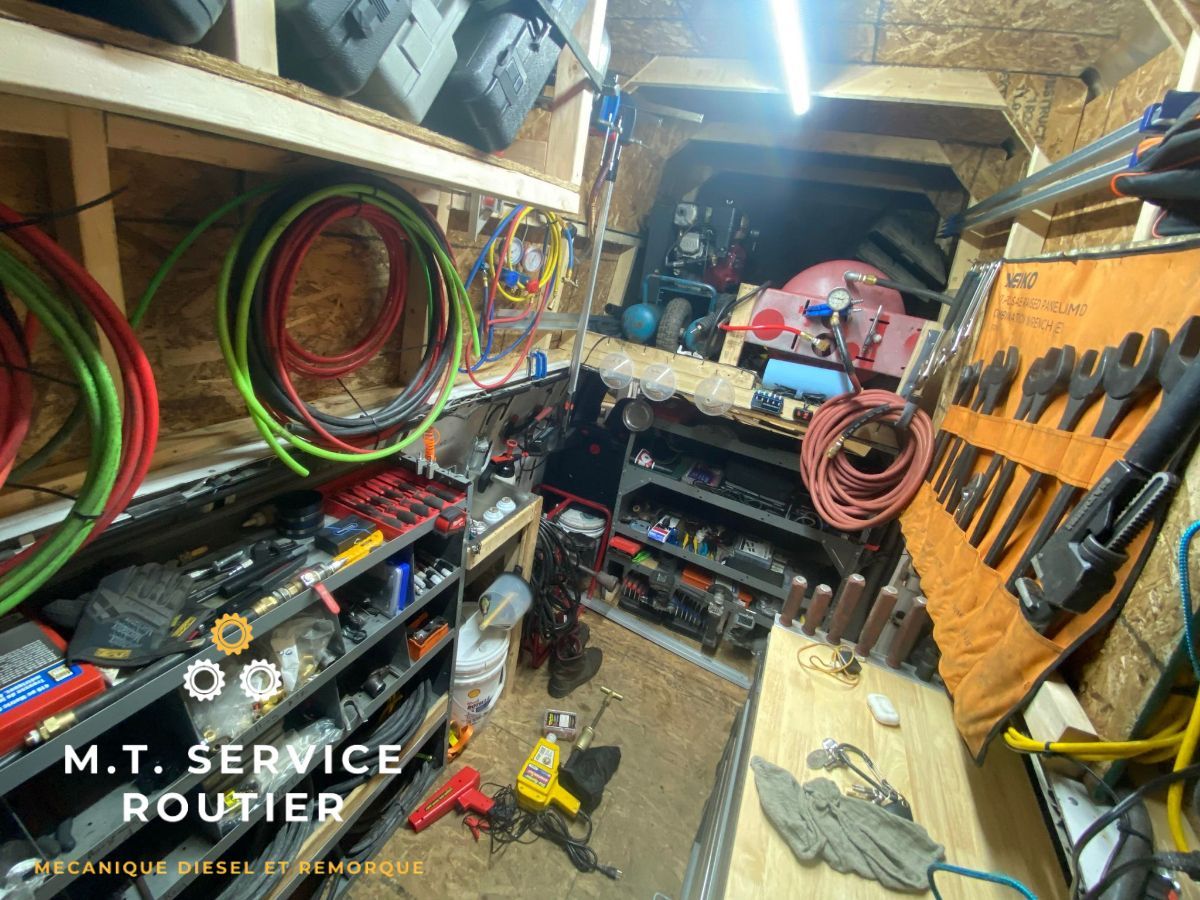 A garage filled with tools and a sign that says m.t. service routier