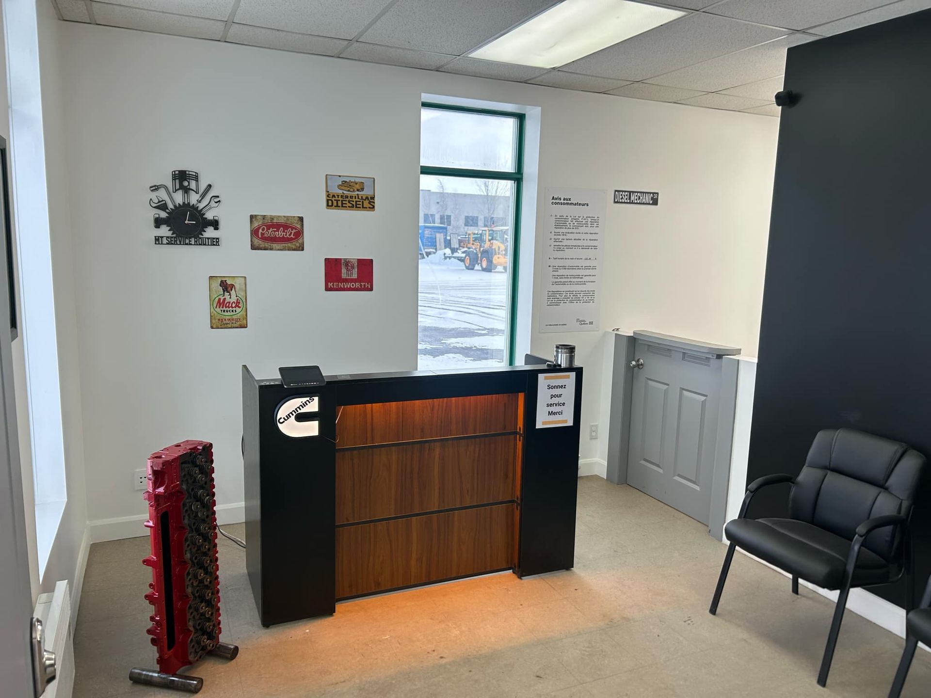 Une pièce avec un comptoir et des chaises