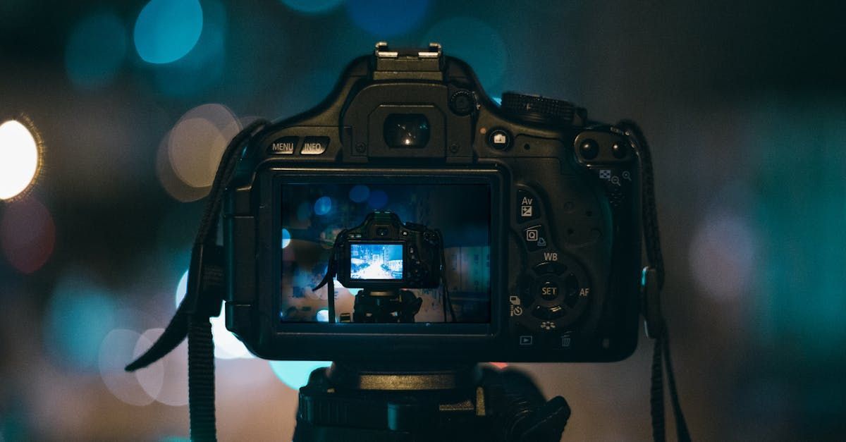 Un appareil photo est posé sur un trépied et prend une photo d'une personne.