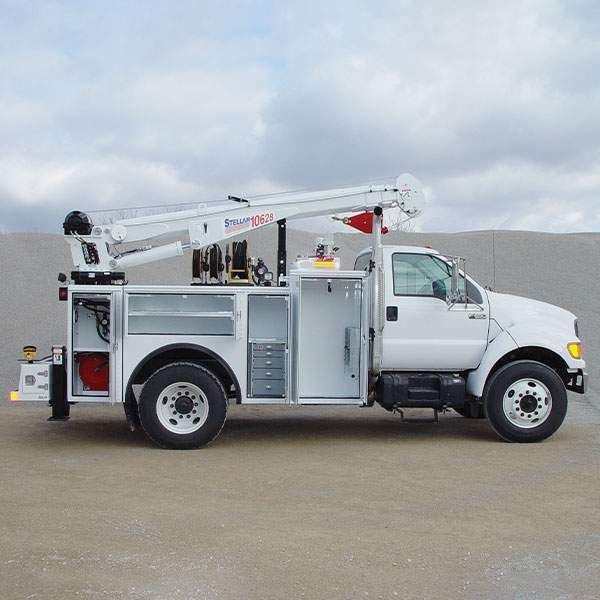 Camion utilitaire blanc avec bras articulé.