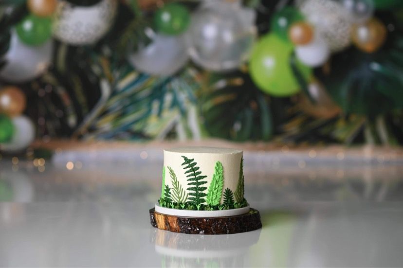 Mix It Up! Smash cakes: white cake with green floral designs