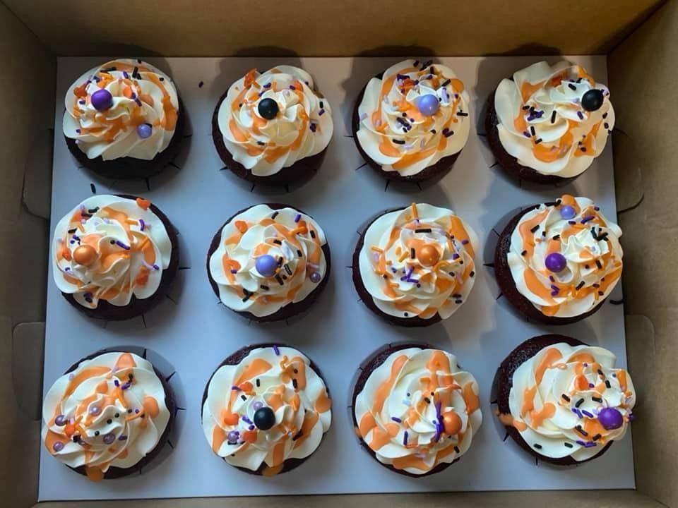 Mix It Up! cakes and cupcakes: White frosted cupcakes with drizzle and sprinkles