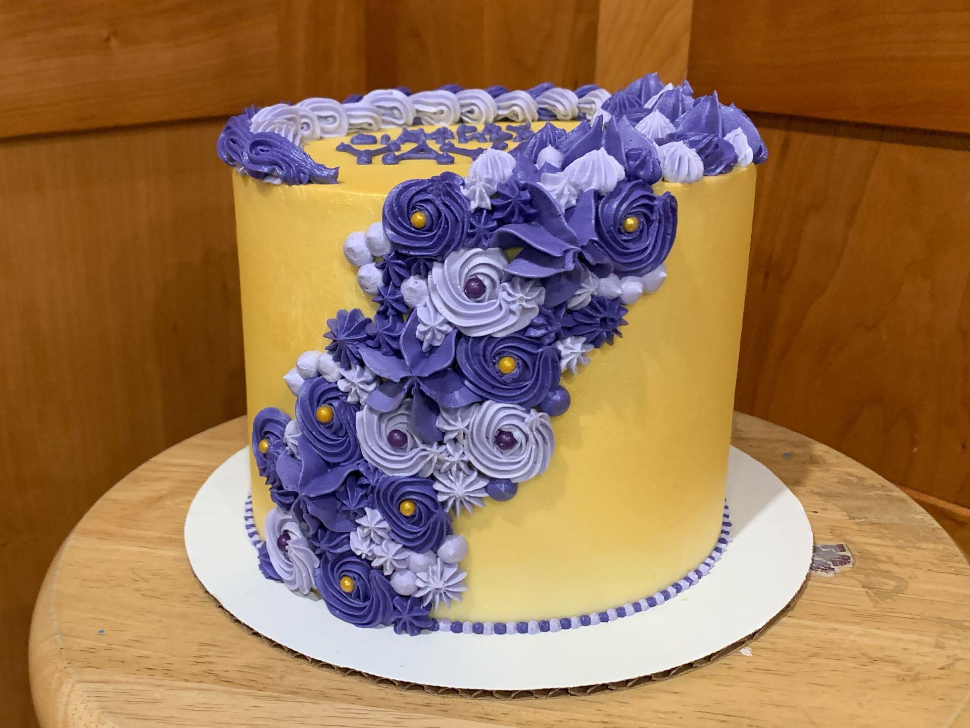 Mix It Up! cakes and cupcakes: White frosted cake with an owl drawn on the top