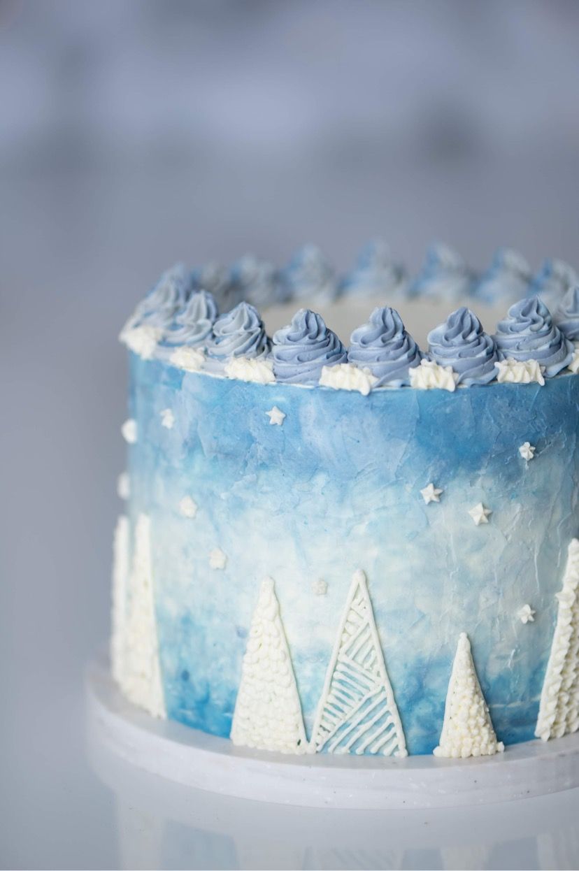 Mix It Up! Smash cakes: white and blue cake with mountains on the side