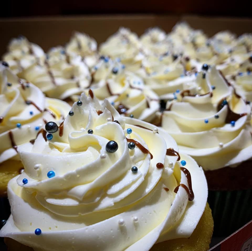 Mix It Up! cakes and cupcakes: White frosted cupcakes with decoration