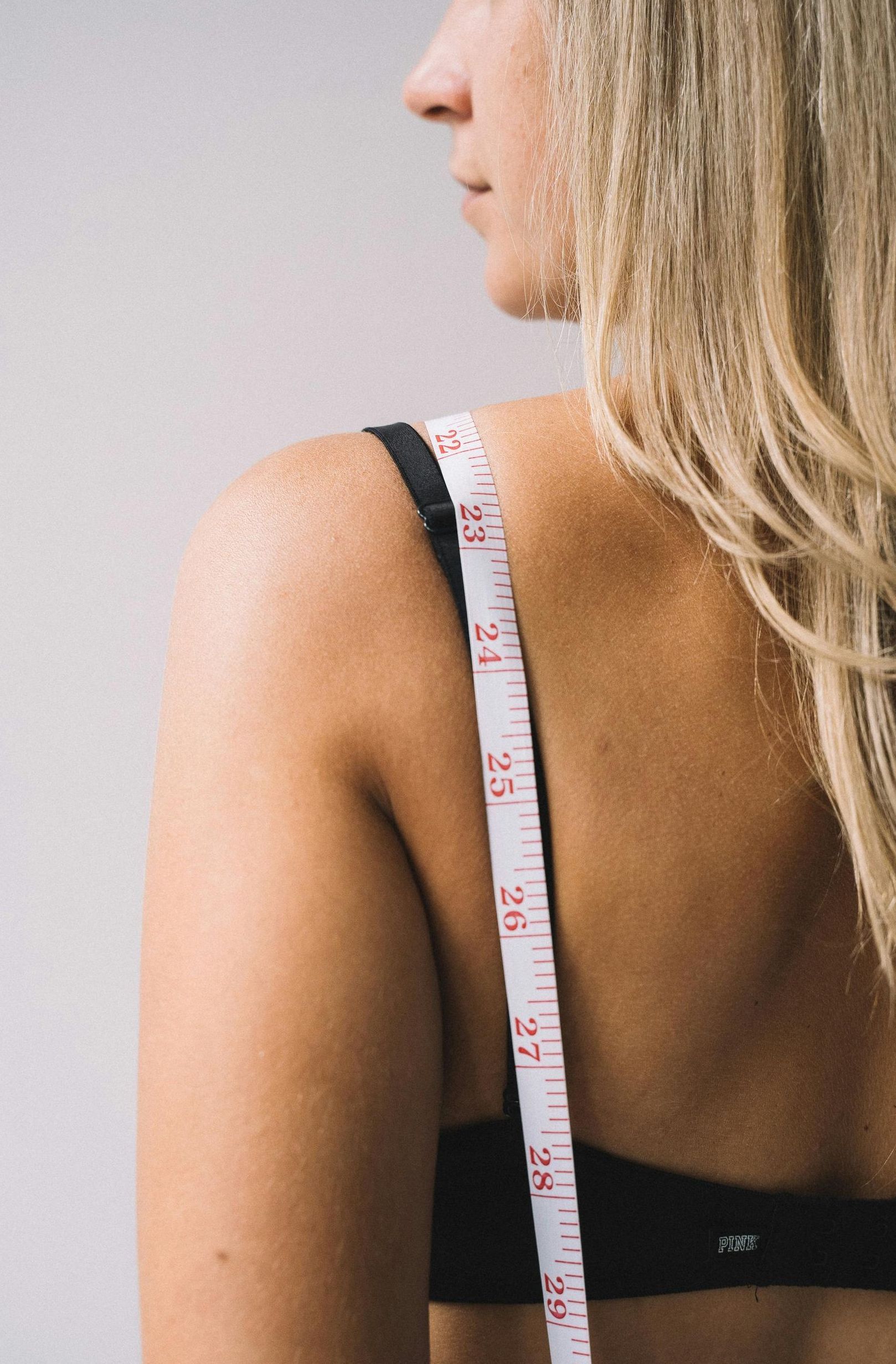 A woman is wearing a pair of oversized jeans.