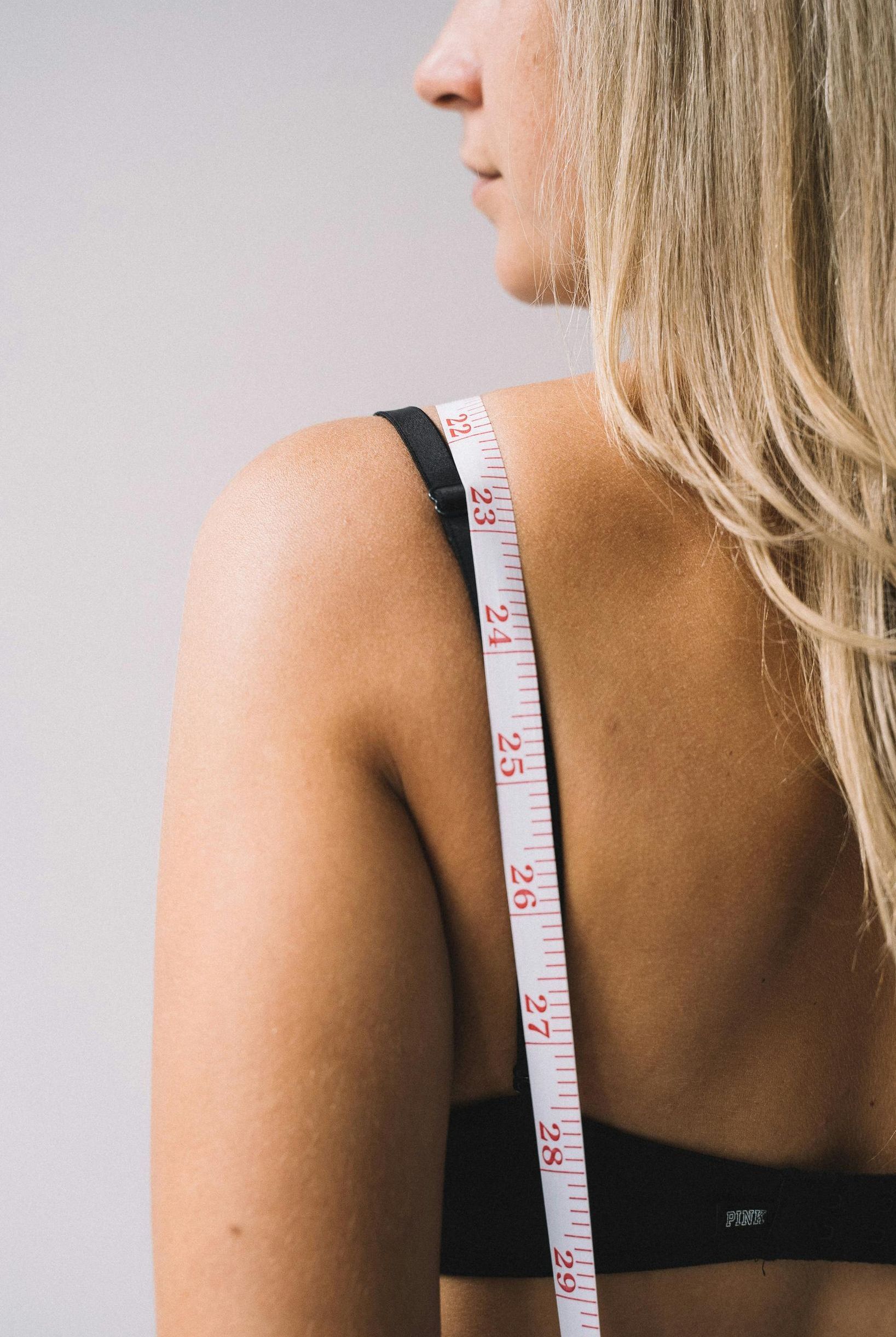 A woman is wearing a pair of oversized jeans.