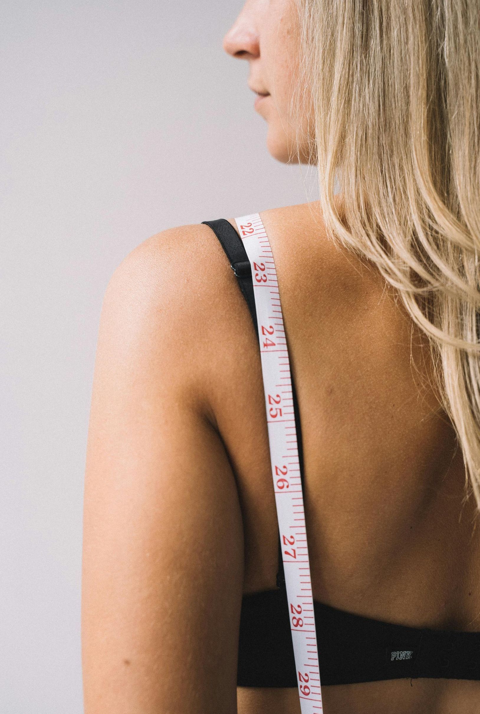 A woman is wearing a pair of oversized jeans.