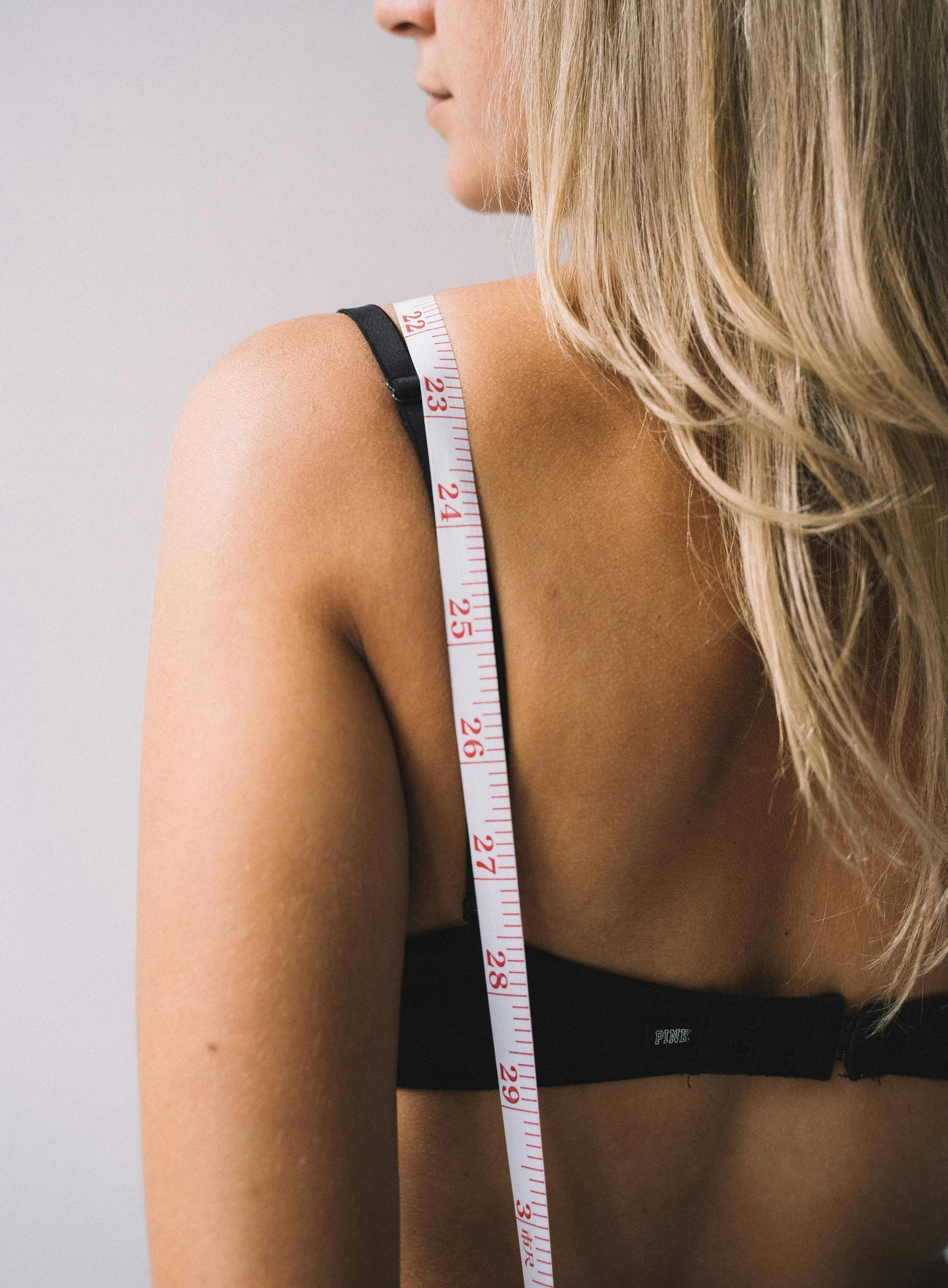 A woman is wearing a pair of oversized jeans.