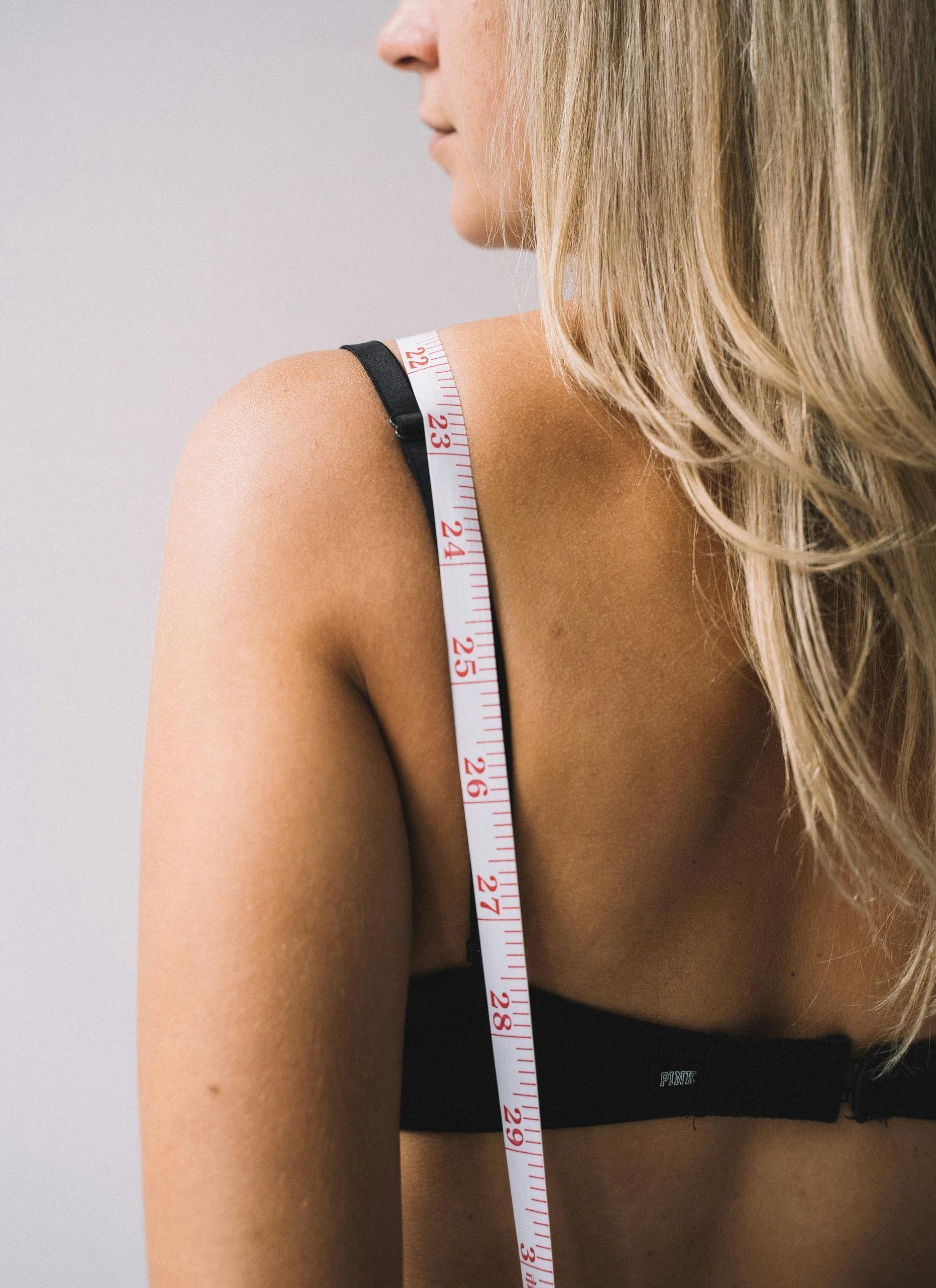 A woman is wearing a pair of oversized jeans.