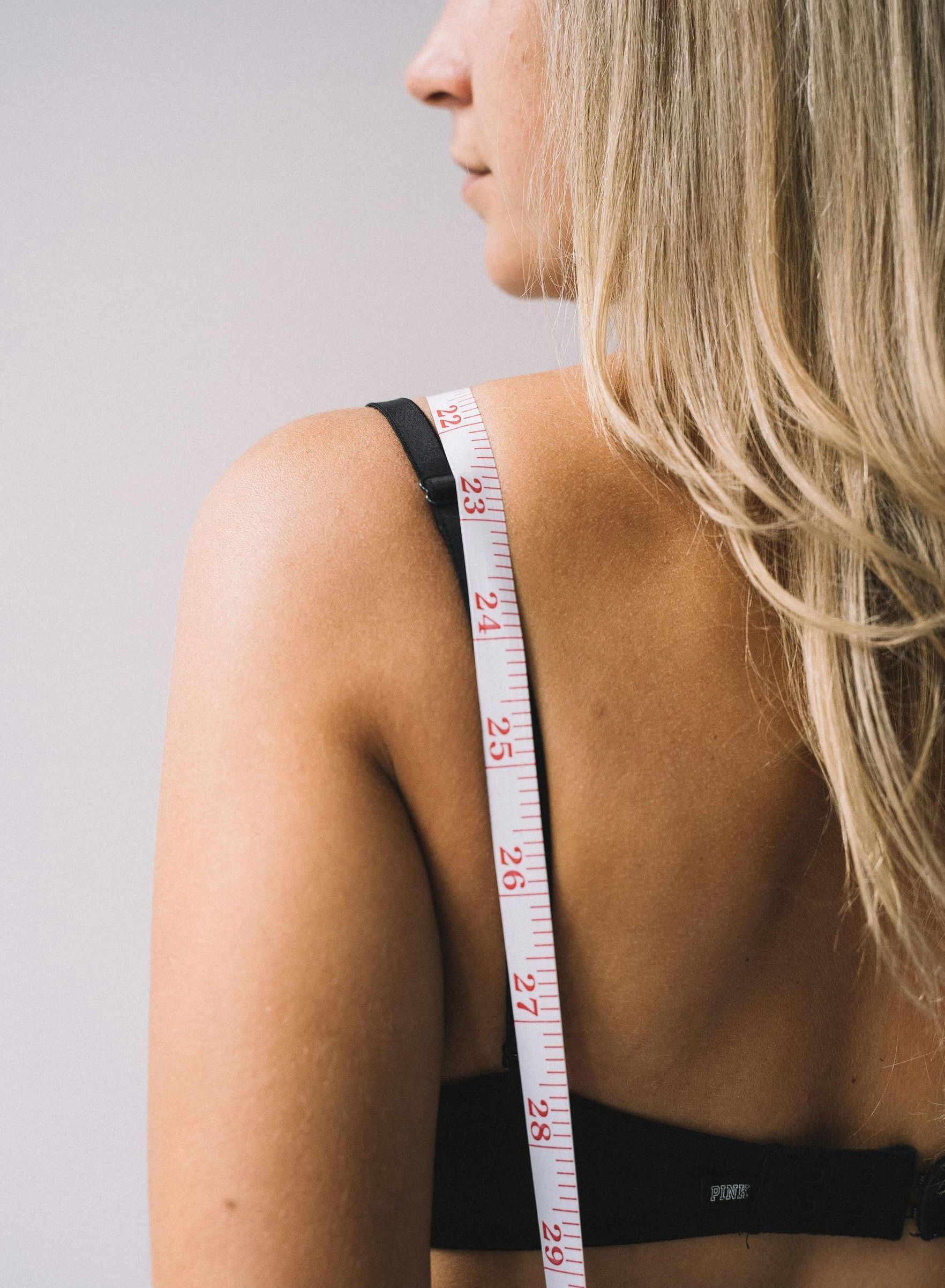 A woman is wearing a pair of oversized jeans.