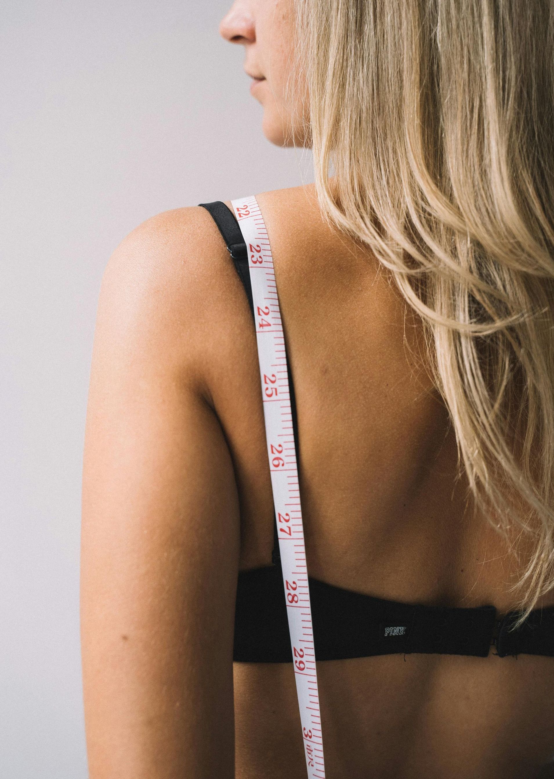 A woman is wearing a pair of oversized jeans.