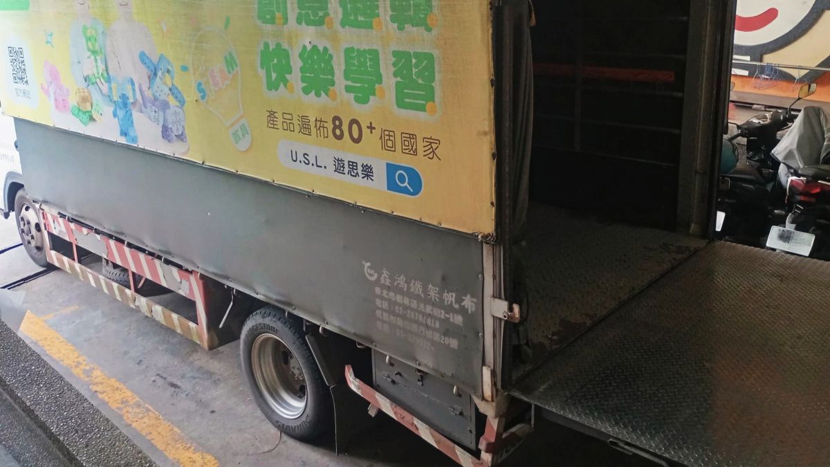 貨車前上貨照片