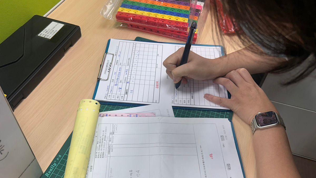 品管主任或人員手持品管記錄表或站在成品旁做最終確認的畫面