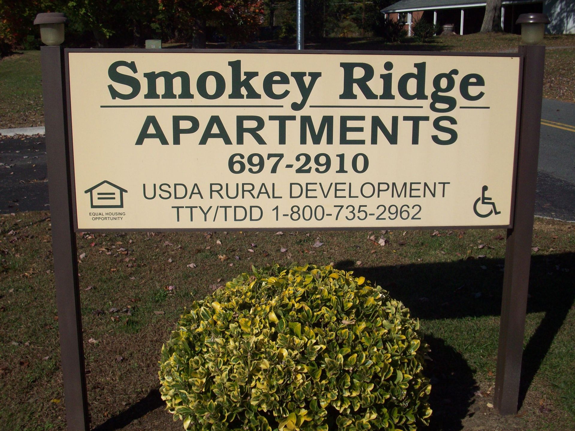 A sign that says smokey ridge apartments on it