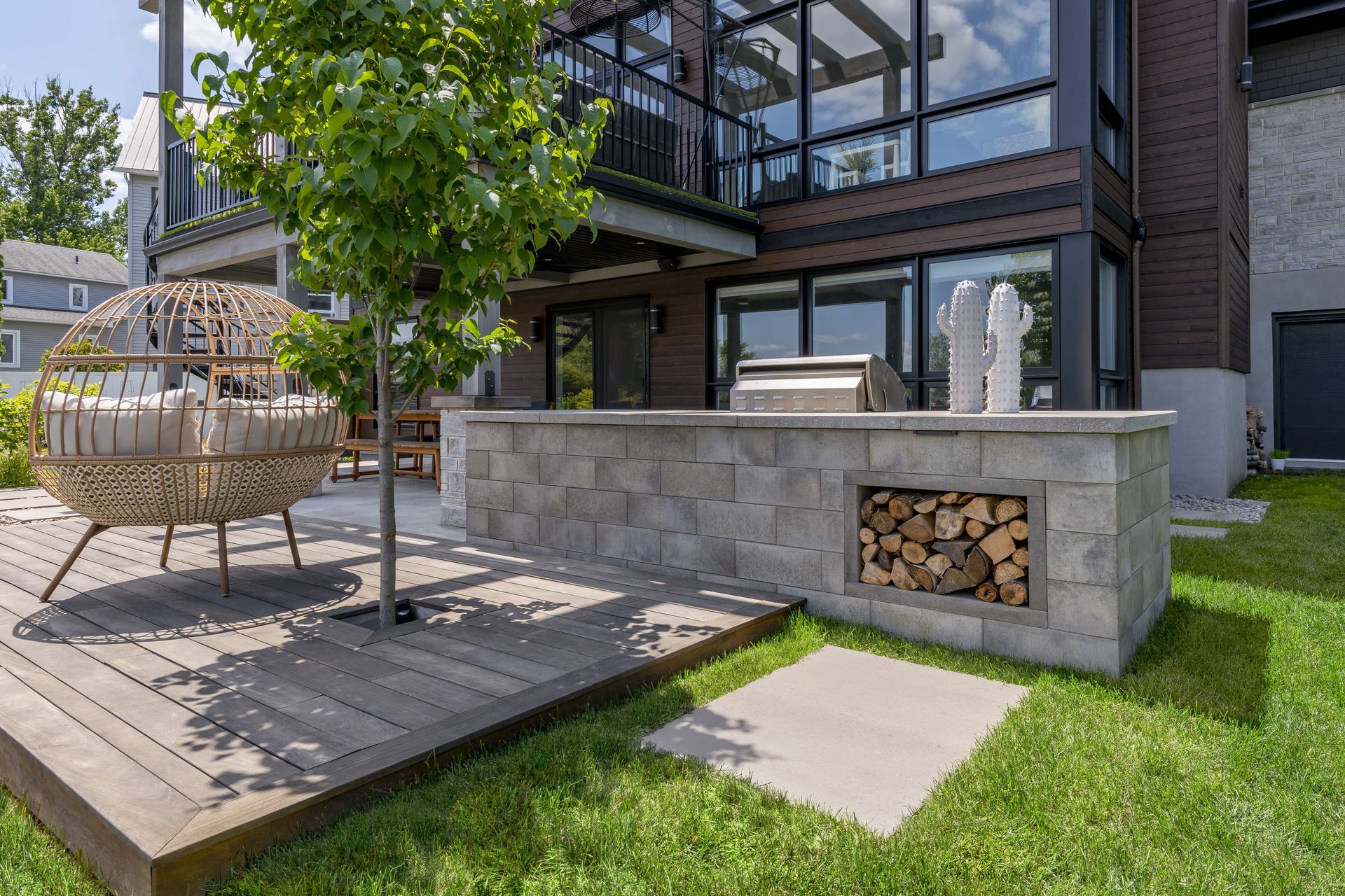 Il y a un foyer dans l'arrière-cour d'une maison.