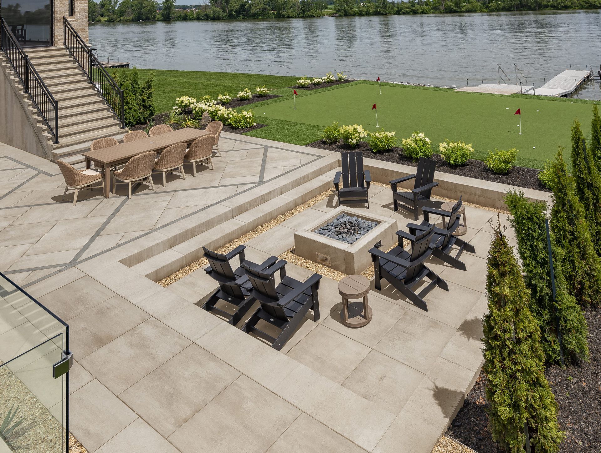 Il y a un foyer au milieu du patio.