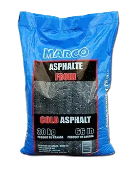 Un sac d'asphalte froid est posé sur une surface blanche.