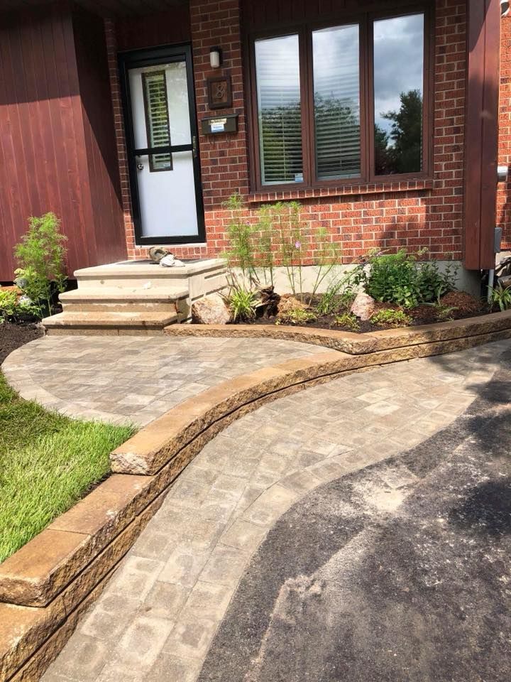 Une passerelle menant à la porte d'entrée d'une maison en briques.