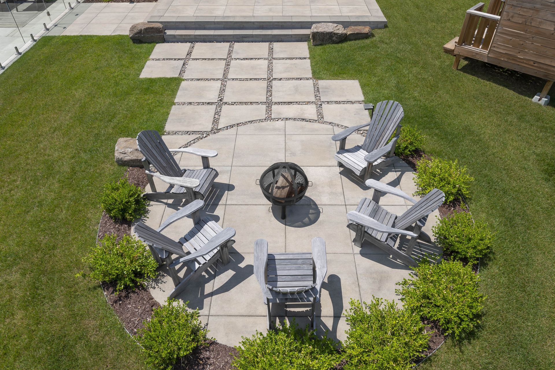 Une vue aérienne d'un patio avec des chaises et un foyer.