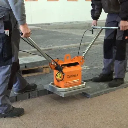 Deux hommes utilisent une machine sur laquelle est écrit optimus