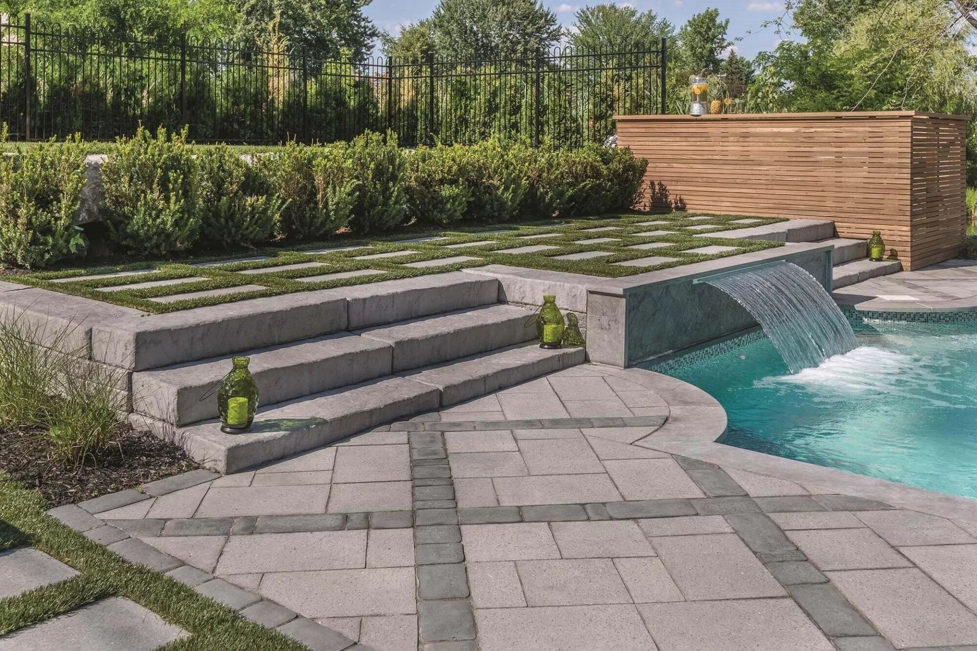 Il y a une cascade au milieu de la piscine.