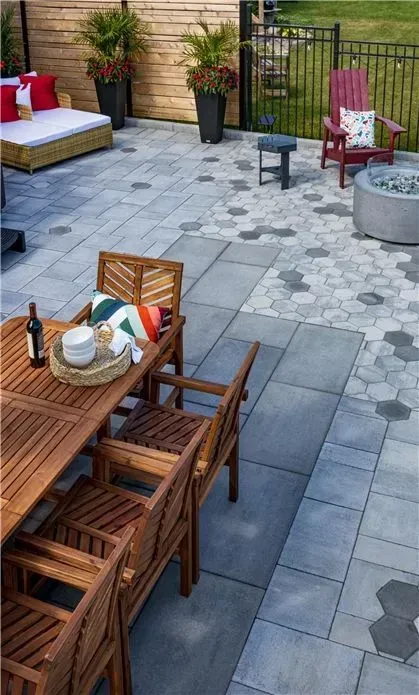Un patio avec une table et des chaises et un foyer.