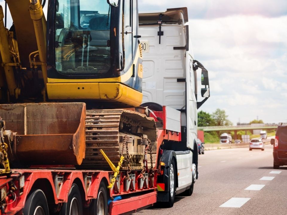 What To Consider Before Hiring a Heavy Equipment Transporter