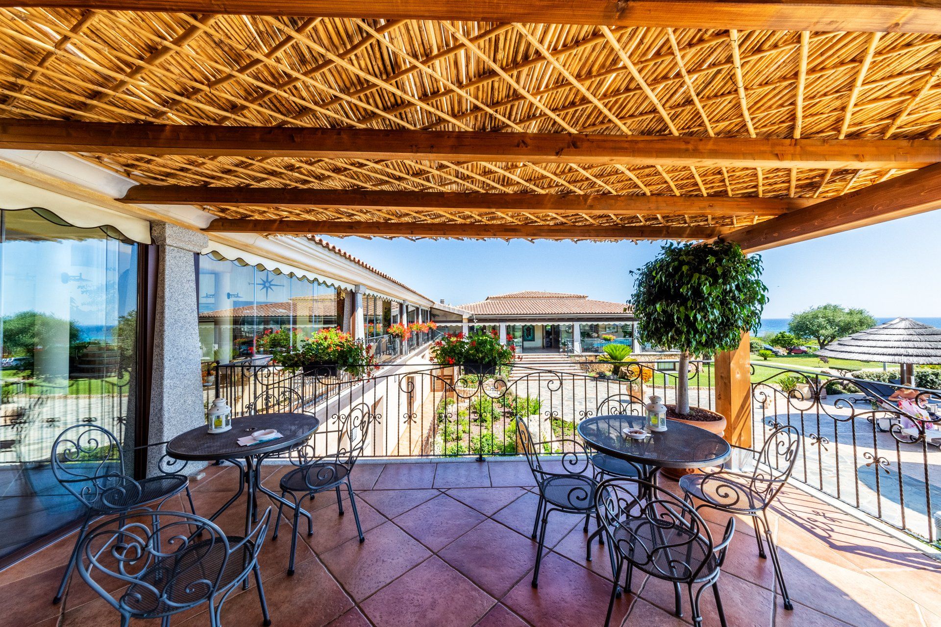 bar con veranda esterna