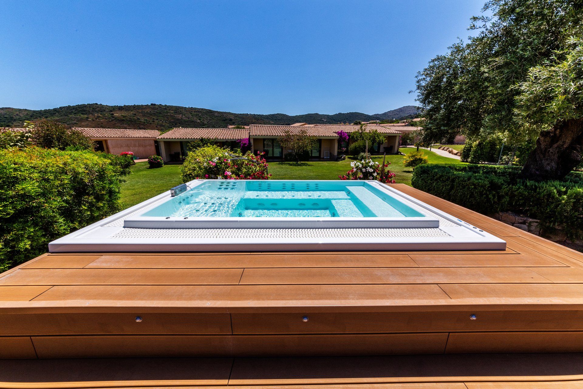 hotel con piscina idromassaggio a san teodoro