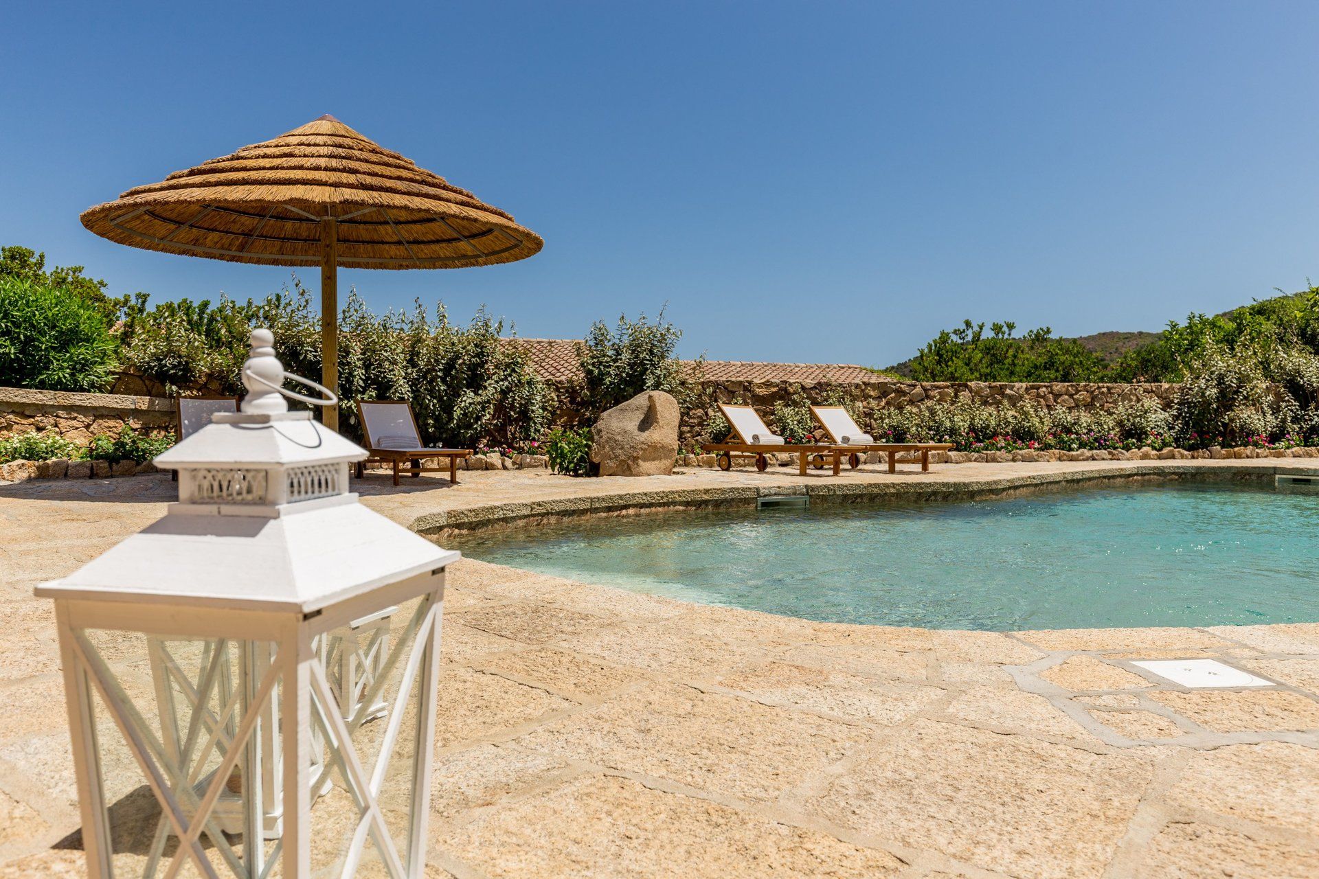 piscina privata con vista mare