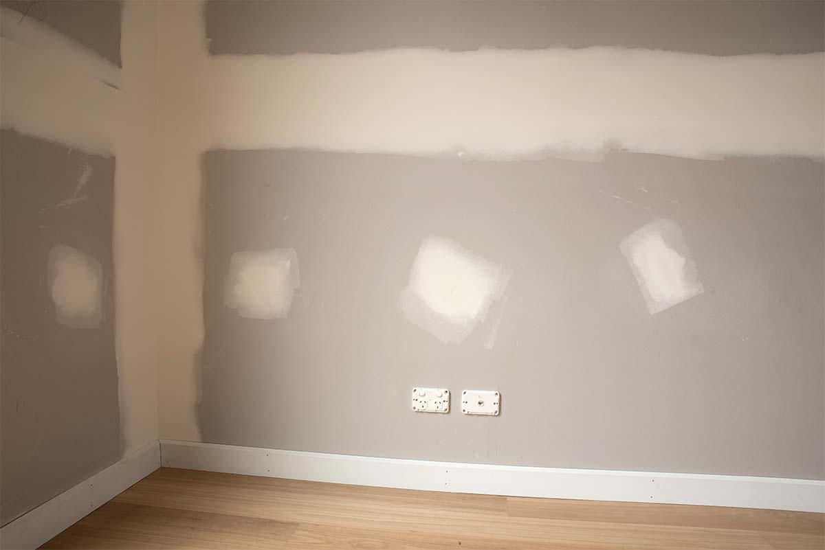 Residential Plasterer Installing New Gyprock Walls