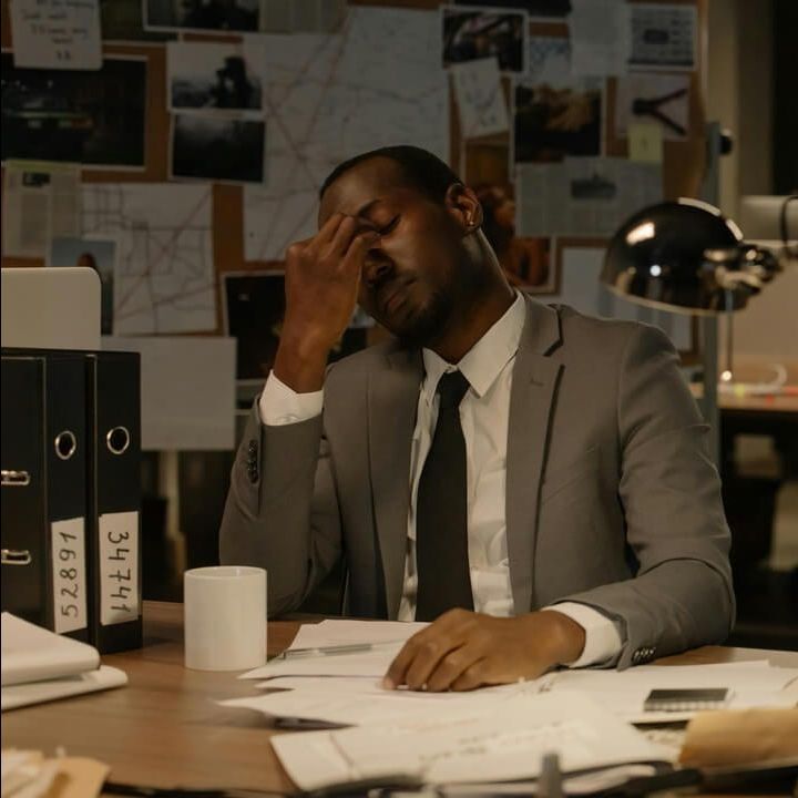 homme somnolant à son bureau