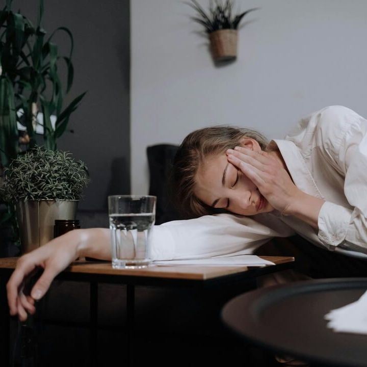 femme dormant à son poste de travail