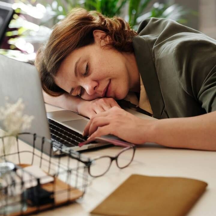 être épuisé à cause du manque de sommeil et dormir au travail