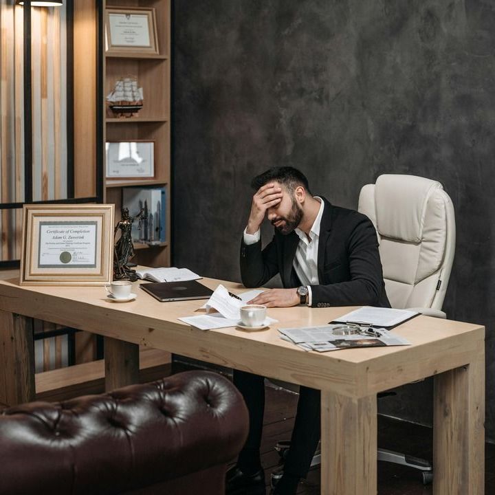 homme très fatigué qui n'arrive pas à travailler ni à se concentrer
