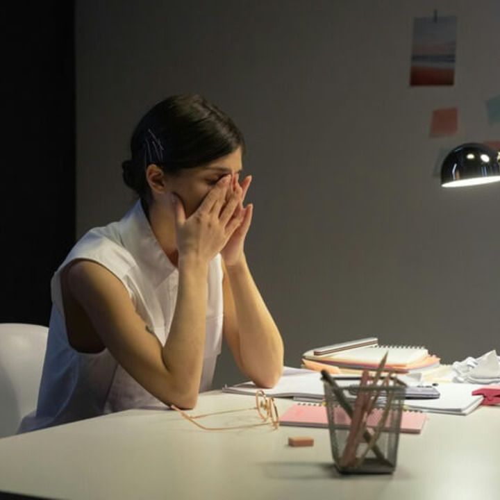 collaboratrice épuisée, mauvaise performance au travail à cause du sommeil