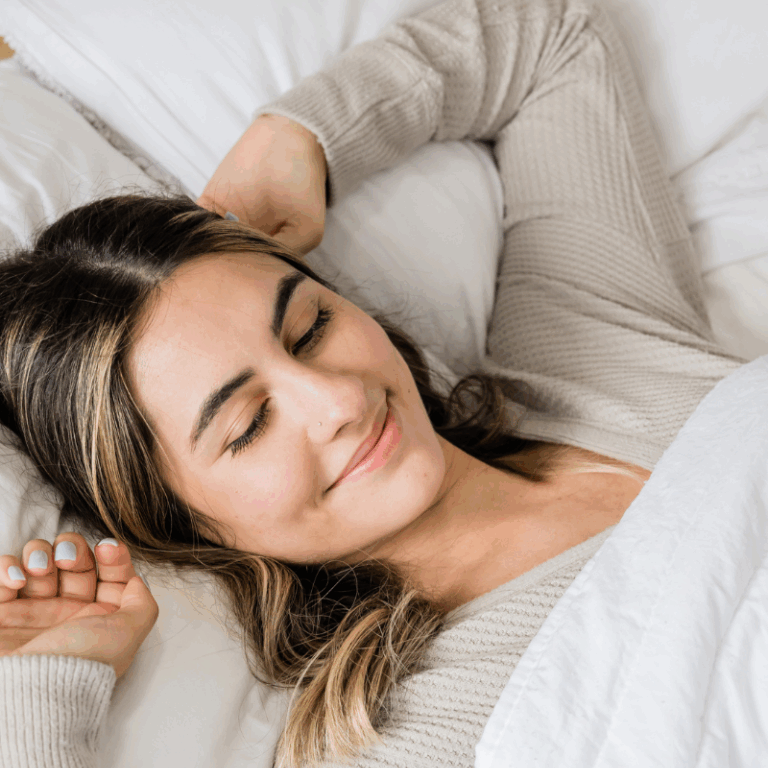 femme qui se réveille après un sommeil réparateur