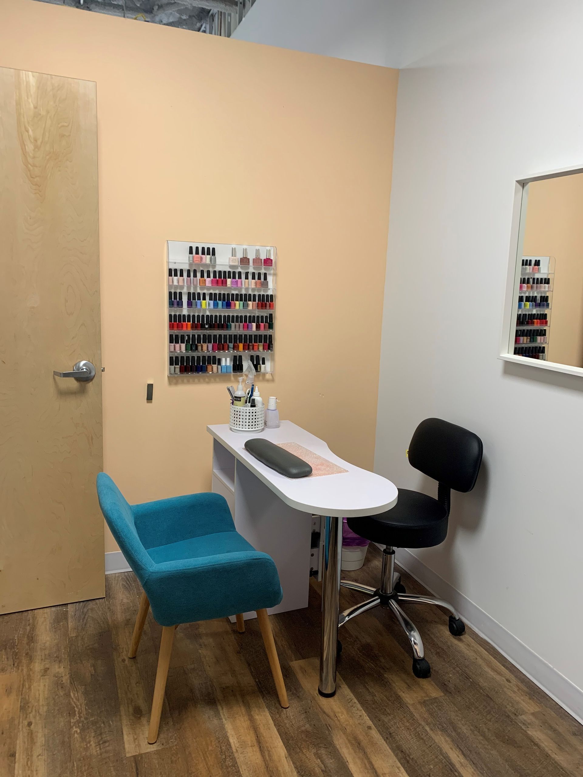 A room with a table and chairs and a mirror.