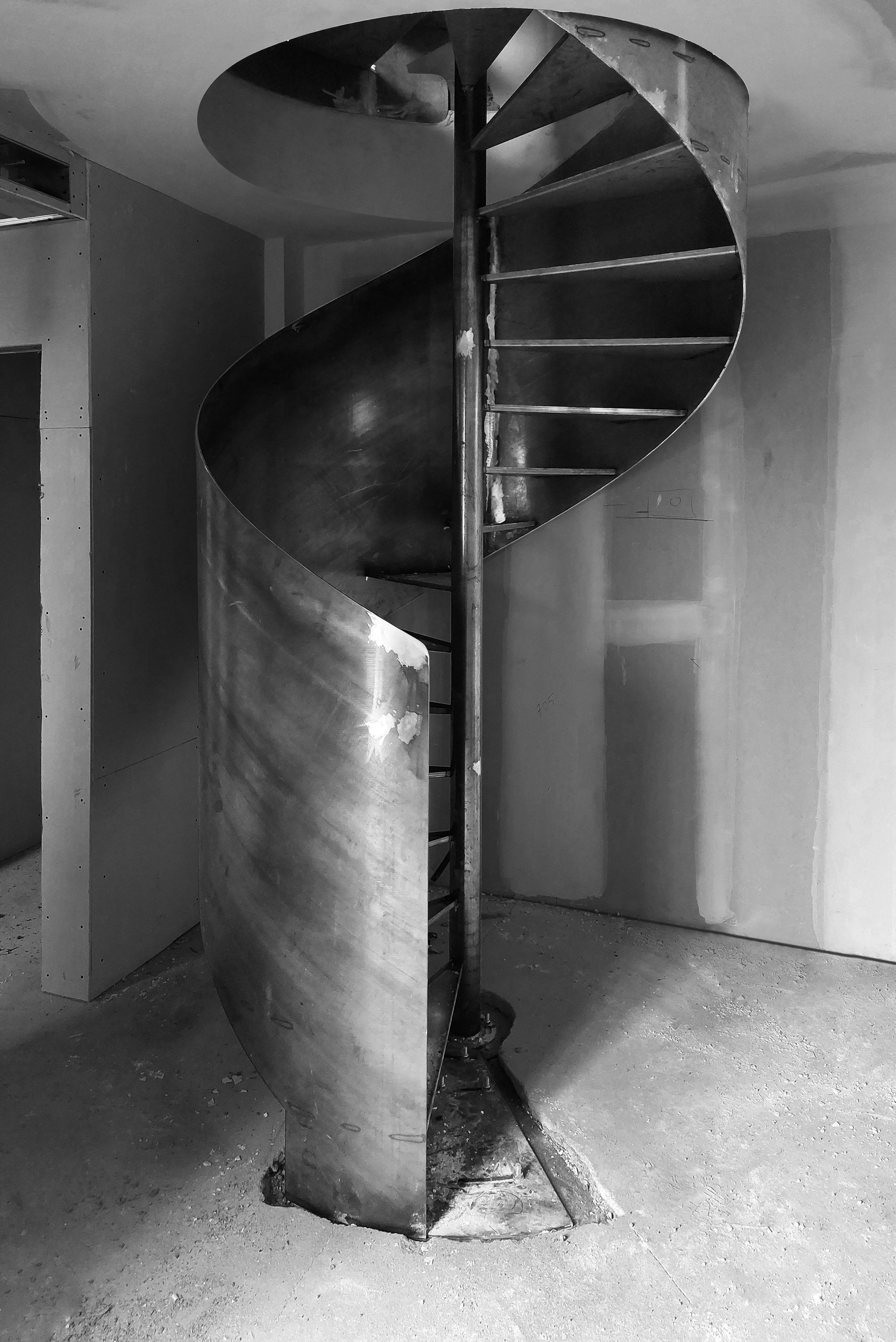 Una foto in bianco e nero di una scala a chiocciola