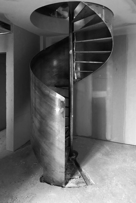 Una foto in bianco e nero di una scala a chiocciola