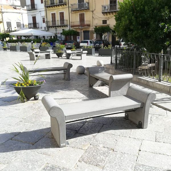 Una panca bianca con un cuscino di legno sopra