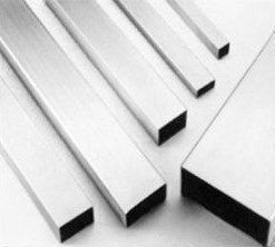 Tubi metallici rettangolari di varie dimensioni, disposti su una superficie.