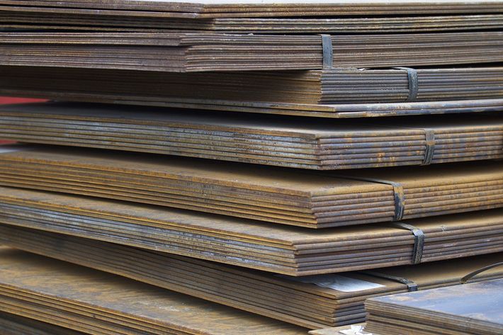 Pila di lamiere arrugginite, legate insieme.