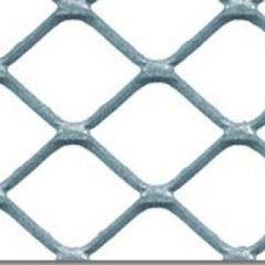 Griglia metallica a rombi con finitura zincata; primo piano.